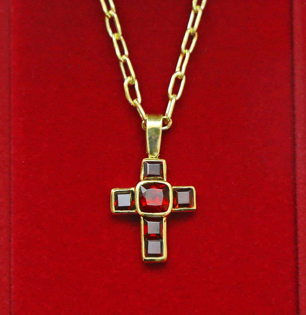 Pingente com corrente em ouro 750 em forma de cruz com granada