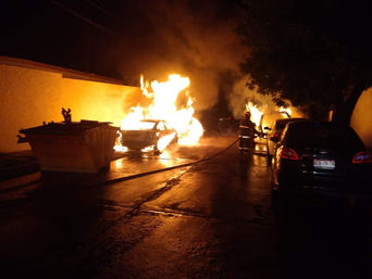 Arden en llamas cuatro vehículos en Colinas del Río. Se presume que el incendio fue intencional