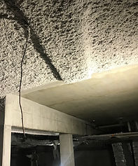 Photo dalle béton en cours de réalisation de la projection (flocage).jpg