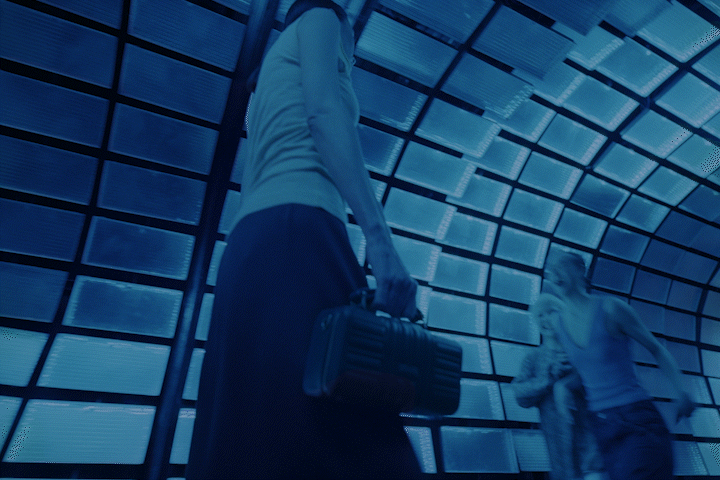 Rimowa_InkBlue_Main_10_4x3_0704.gif
