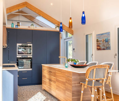 Cuisine ouverte avec charpente apparente dans une maison contemporaine à Pornic
