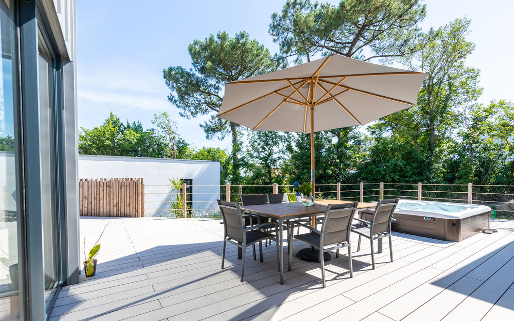 Construction maison neuve bureaux terrasse jacuzzi pornic architecte