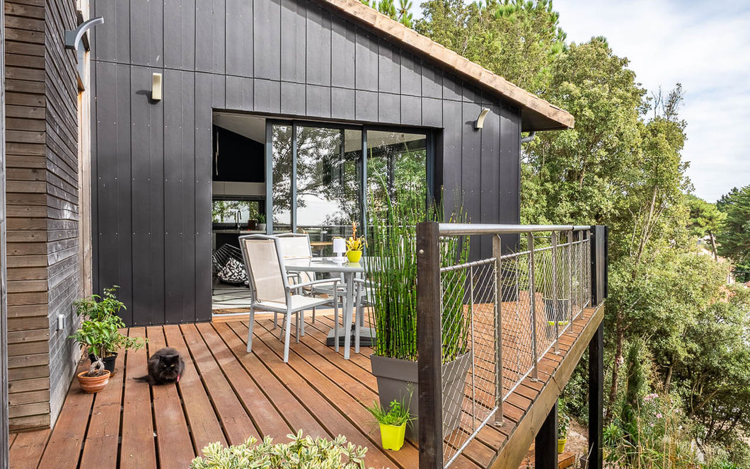 Maison neuve avec vue mer sur terrain pentu ensablé à Saint-Michel-Chef-Chef