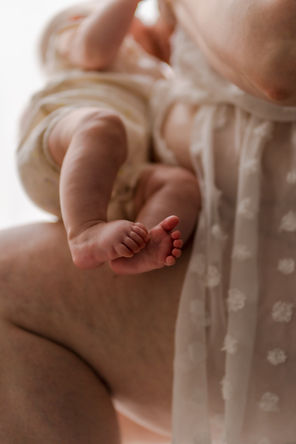 Pieds et jambes de bébé sur l'épaule d'une femme, Photos de Famille et Ventre Rond