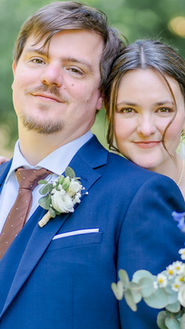 Couple mariés posant pour une photo de mariage en plein air. Mariage, nature, amour.