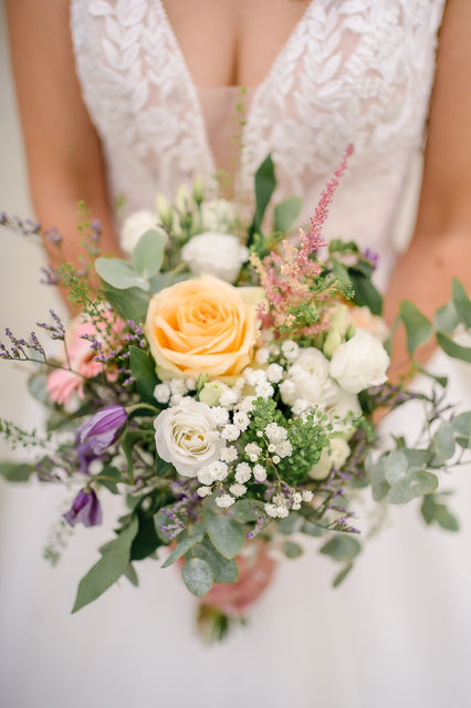 Mariée tenant un bouquet de fleurs, robe blanche, mariage, cérémonie, amour et bonheur