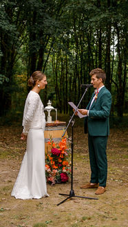 Couple se mariant en plein air dans une forêt, Mariage, cérémonie de mariage