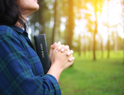 women-is-pray-god-midst-nature_47006-85.