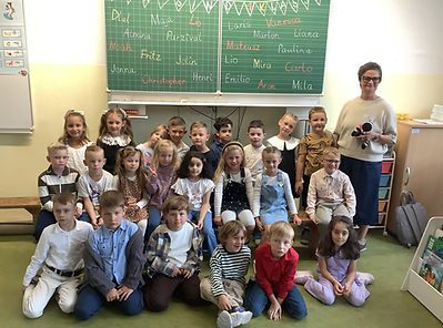 Klasse 1b Zebraklasse Frau Remor.jpeg
