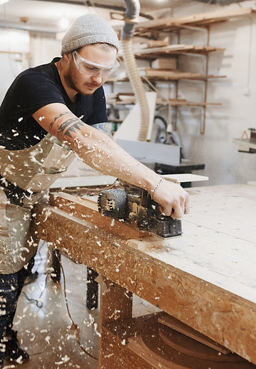 Tischler bei der Arbeit