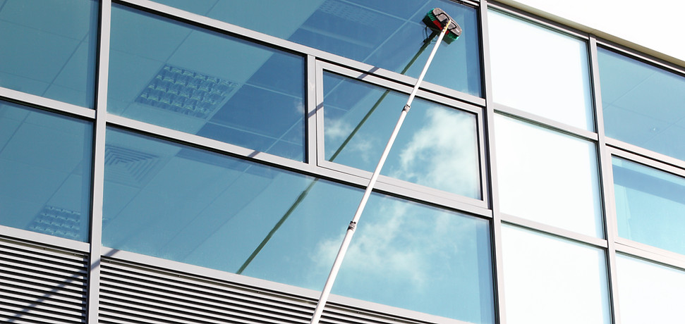Lavage de vitres, stores, et panneaux solaires.