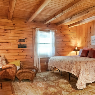A cozy bedroom in a log cabin Airbnb in the Poconos.