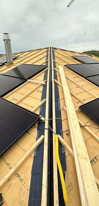 Discover our tailor-made solar solutions for your home or business. Efficient, sustainable and environmentally friendly.