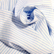 El tejido seersucker es una tela de algodón con una textura arrugada y ondulada, lograda al tejer hilos con diferentes tensiones. Es ligera, fresca y no necesita plancha, ideal para ropa de verano.
Para cualquier consulta estamos disponibles en info.frambuesahappy@gmail.com, por whatsapp 625 95 69 92 o en nuestro enlace de consultas.