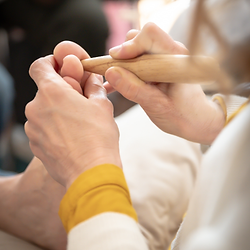 Fußreflexzonenmassage wird an einem Klienten durchgeführt