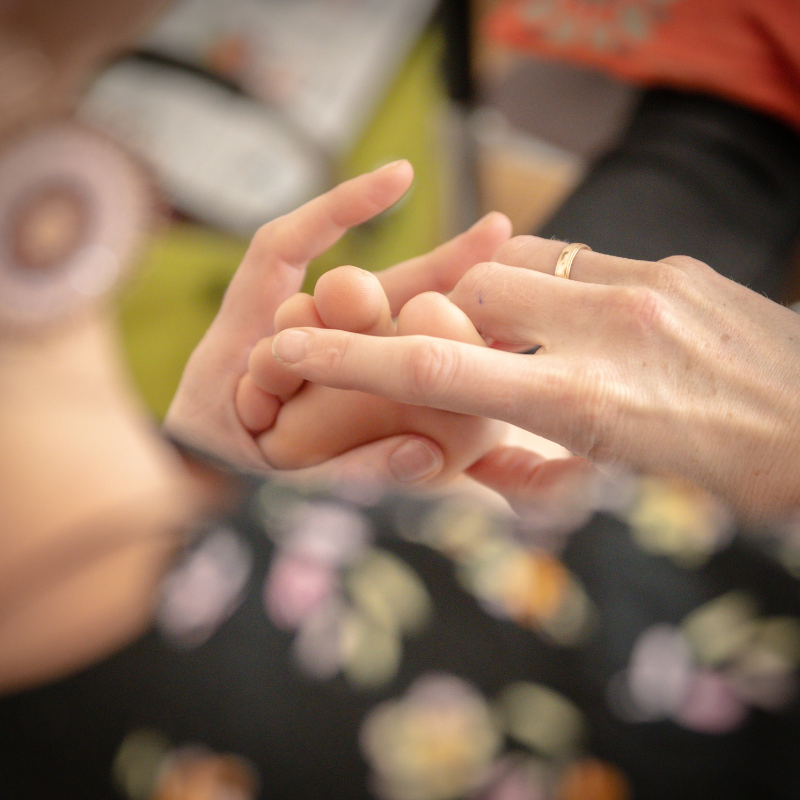 Fußreflexzonenmassage wird an einem Klienten durchgeführt