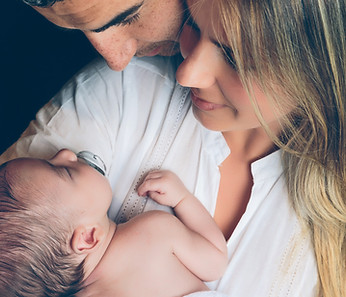 Familie med deres nyfødte som har fået hurtig hjælp til ammeproblemer