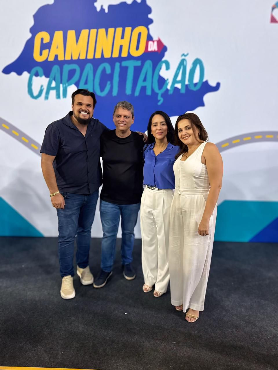 Governo entrega certificados a alunos de cursos de capacitação Programa “Caminho da Capacitação” forma estudantes de diversas cidades da região