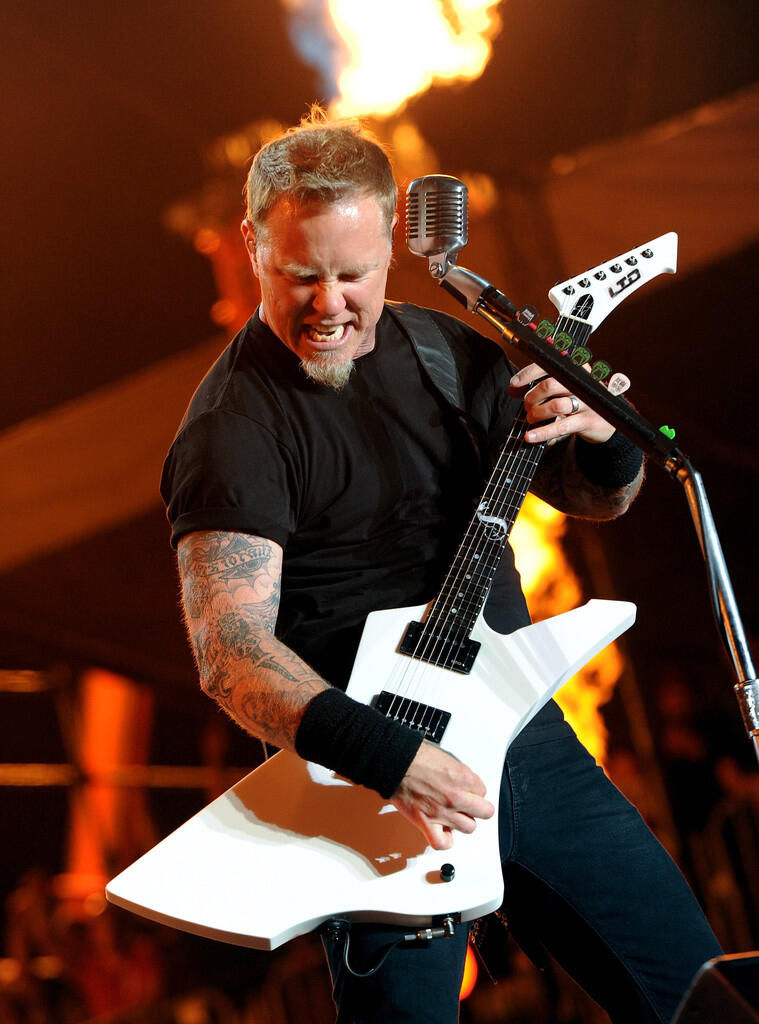 Papa Het’ten Noel Masalı: James Hetfield ‘Twas the Night Before Christmas’ Okuyor