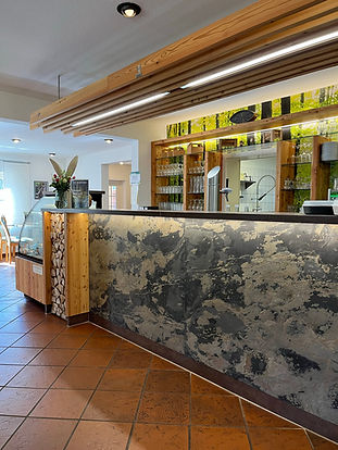 innenbereich-theke-seitliche-ansicht-cafe-waldfrieden.jpeg