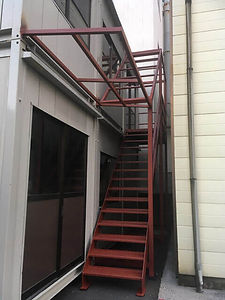 屋外の鉄骨階段