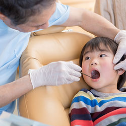虫歯治療を受ける子供