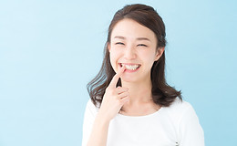 歯を指す女性