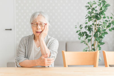 歯が痛い老人