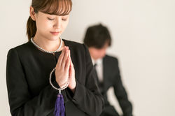 家族葬に参列した女性