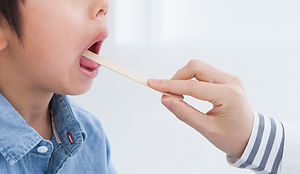 喉が痛い男の子