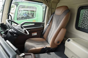 トラック運転席