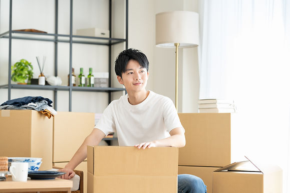 荷物を預ける男性