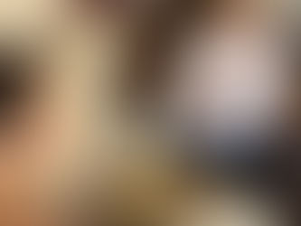 Oturma odasında kanepede oturan yaşlı kadın, karşısındaki genç kadına konuşup elini uzatıyor; yanında defterler var. Nuran Direk ile Söyleşi, Özge Özdemir.