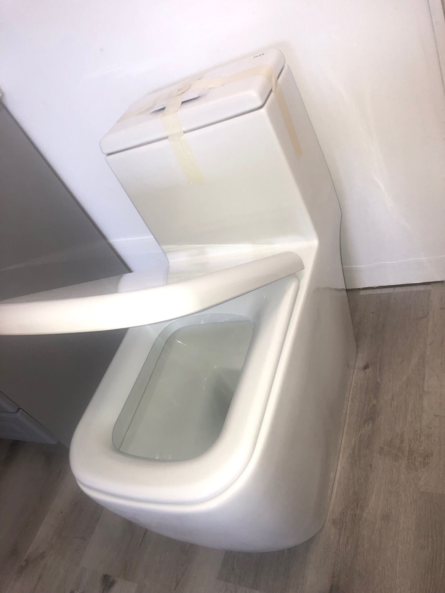 Toilet one piece, soft closing