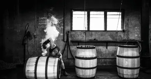 Madeiras nobres e o envelhecimento como arte sensorial: o poder da dupla maturação com vinho do Porto, conhaque e Jerez