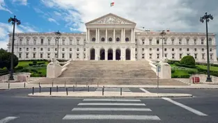 Portugal between two silences: that of the table and that of the State