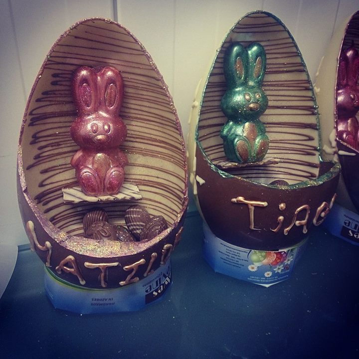 No chocolatinho somos a prova que aceitamos desafios e heis o altar do coelhinho da pascoa dentro do