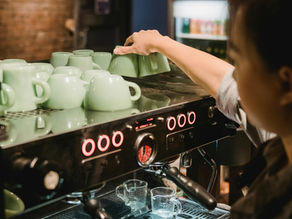 เบื่อ Work from Home แล้วเหรอ? มา Workation รอบโลก 'ฟรี' พร้อมรายได้ปังๆ บนเรือสำราญ!