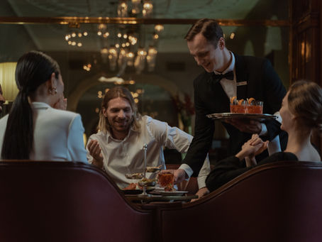 อาชีพ Food & Beverage Serviceรายได้ดี เติบโตไว ไปได้ไกลทั่วโลก