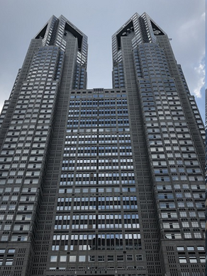 東京の高層ビルに　　　　　　　　　　押しつぶされそうなほど圧倒されたい！                           超高層ビルを真下から見上げてみた！