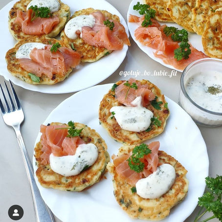 PLACKI z CUKINII z ŁOSOSIEM i SERKIEM CZOSNKOWYM