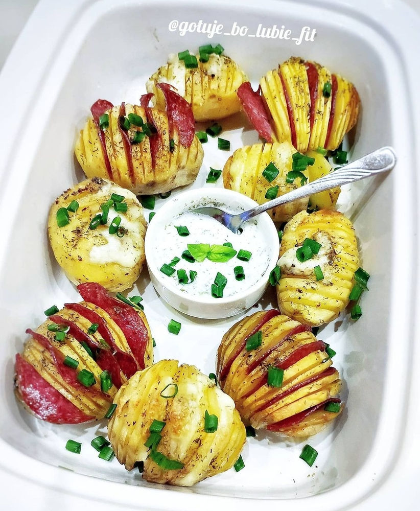 ZIEMNIACZKI HASSELBACK z MOZZARELLĄ i SALAMI
