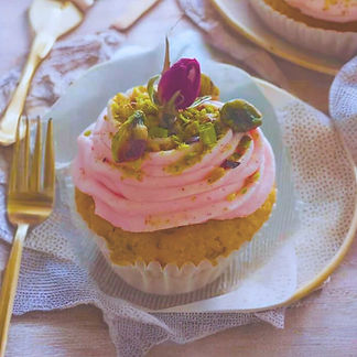Rose and pistachio cupcake by Suikerbekkie in Heist-op-den-Berg, featuring pink rose frosting, crushed pistachios and a freeze-dried rose detail on top.