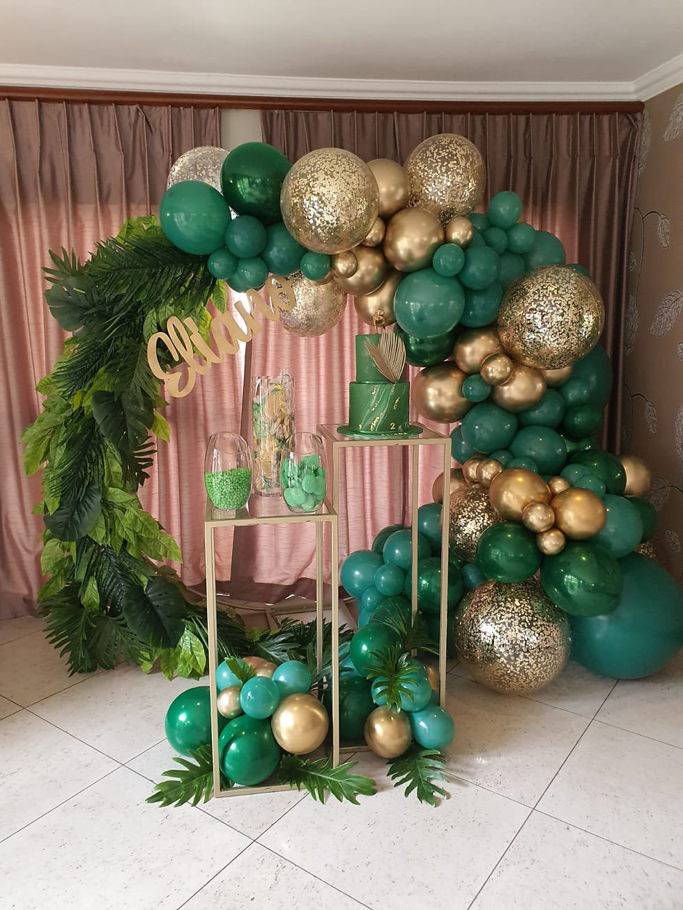 Emerald green and chrome gold balloon garland with gold plinths – Suikerbekkie Heist-op-den-Berg