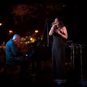 Cantante e pianista a un evento aziendale