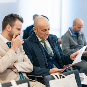 Due professionisti attenti a un evento aziendale.