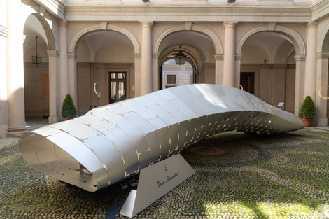 Scultura metallica futuristica in un cortile storico