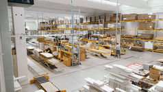 Linea di produzione in fabbrica con macchinari e scaffali
