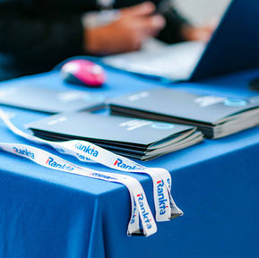 Tavolo con lanyards e brochure a un evento aziendale.