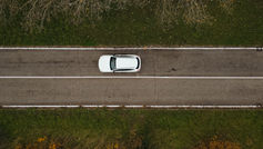 Auto bianca su strada ripresa da drone